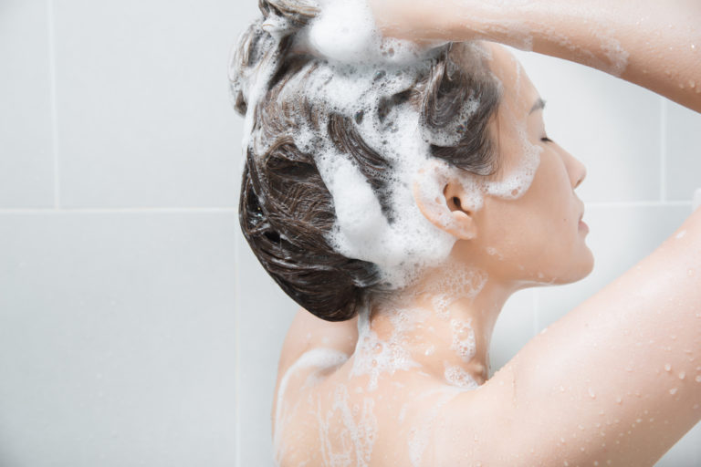 髪を洗う女性の画像